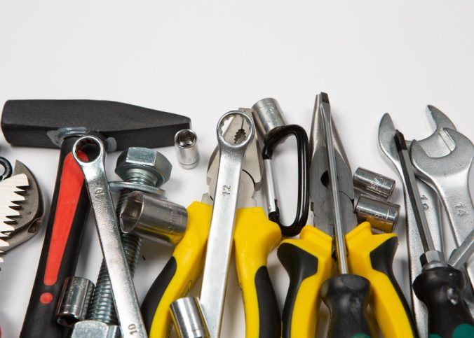 Fornecedor de ferramentas importadas em São Paulo Encontre as melhores ferramentas importadas em São Paulo com a Stylo Ferramentas. Qualidade, variedade e entrega rápida para todo o Brasil. Nos últimos anos, a procura por ferramentas importadas cresceu de forma expressiva no Brasil, especialmente em São Paulo, onde a indústria e o setor de construção civil estão em constante expansão. Empresas de diferentes segmentos têm buscado soluções mais precisas e duráveis, capazes de oferecer alta performance e produtividade no dia a dia. Nesse cenário competitivo, contar com um fornecedor de ferramentas em São Paulo que ofereça qualidade, confiança e suporte técnico é fundamental. O investimento em produtos de alto padrão reduz custos de manutenção, aumenta a eficiência dos processos e garante mais segurança nas operações. Entre os nomes de destaque no setor, a Stylo Ferramentas ocupa posição de liderança, unindo tradição, tecnologia e atendimento especializado. Com quase três décadas de atuação, a empresa consolidou-se como uma das principais fornecedoras e fabricantes de ferramentas importadas no país, reconhecida por sua excelência e compromisso com o cliente. Fresa de metal duro: durabilidade e corte superior com a Stylo Por que investir em ferramentas importadas? As ferramentas importadas são conhecidas pela combinação de tecnologia avançada, precisão e durabilidade. Fabricadas com materiais de alto desempenho e sob rígidos padrões internacionais de qualidade, elas garantem resultados superiores e maior tempo de vida útil, tornando-se um investimento inteligente para indústrias, oficinas e empresas de manutenção. Além disso, a importação de ferramentas proporciona acesso a tecnologias e marcas que ainda não são produzidas no Brasil, permitindo que empresas operem com o que há de mais moderno no mercado. Isso se traduz em maior eficiência e produtividade, especialmente em segmentos que exigem alto grau de precisão, como metalurgia, mecânica, construção civil e usinagem. Quando comparadas às nacionais, as ferramentas importadas oferecem melhor custo-benefício a longo prazo. Apesar do valor inicial mais alto, sua durabilidade e eficiência reduzem a necessidade de trocas frequentes, garantindo mais economia e resultados consistentes ao longo do tempo. Lima rotativa cilíndrica: quando usar e como escolher Stylo Ferramentas: excelência como fornecedora de ferramentas importadas A Stylo Ferramentas foi fundada em 1995 e, desde então, construiu uma trajetória sólida marcada por inovação, qualidade e compromisso com o cliente. Com mais de 29 anos de atuação, a empresa se tornou referência como fornecedor de ferramentas em São Paulo, atendendo clientes de todo o Brasil com soluções sob medida e um portfólio diversificado. O diferencial da Stylo está em sua atuação dupla como distribuidora e fabricante, oferecendo não apenas ferramentas importadas de marcas renomadas, mas também produtos desenvolvidos internamente, adaptados às necessidades de cada cliente. Essa combinação garante mais flexibilidade e eficiência, além de reforçar sua credibilidade no mercado. A empresa conta com um amplo estoque, equipe técnica especializada e entregas rápidas, fatores que garantem agilidade e confiança no atendimento. O compromisso da Stylo com a qualidade e o suporte técnico é reconhecido por indústrias de diversos setores que buscam parceiros estratégicos para otimizar seus processos produtivos. Principais diferenciais da Stylo Ferramentas: Atendimento personalizado e equipe técnica experiente; Parcerias com marcas nacionais e internacionais de prestígio; Entregas rápidas e suporte pós-venda completo; Experiência comprovada em importação de ferramentas e fabricação própria. Por que investir em uma furadeira pneumática na Stylo Linha completa de ferramentas importadas disponíveis na Stylo A Stylo Ferramentas possui um catálogo robusto que abrange diversas linhas de ferramentas importadas, voltadas para diferentes segmentos industriais e profissionais. Cada categoria é selecionada para oferecer o melhor desempenho e durabilidade, atendendo tanto quem busca precisão quanto produtividade. Entre as principais linhas de produtos estão: Ferramentas de corte: brocas, fresas e limas rotativas de alto desempenho, ideais para usinagem e processos industriais. Ferramentas de medição: paquímetros, durômetros e termômetros que garantem precisão em medições e controle de qualidade. Ferramentas pneumáticas e de aperto: soluções eficientes para montagens, manutenções e linhas de produção. Acessórios para tornos e bancadas: itens que ampliam a versatilidade e produtividade em ambientes de trabalho técnico. Essas linhas de produtos refletem o compromisso da Stylo com a qualidade e inovação. A empresa trabalha com importação direta de fabricantes reconhecidos mundialmente, assegurando procedência e alto padrão em todas as etapas de fornecimento. Onde encontrar distribuidora de ferramentas industriais em SP? Stylo também é fabricante: soluções sob medida Além de distribuidora, a Stylo Ferramentas também atua como fabricante de ferramentas especiais, o que a torna uma parceira completa para empresas que precisam de soluções personalizadas. Essa vertente da empresa é um dos principais diferenciais competitivos no mercado nacional. A Stylo fabrica ferramentas em HSS, HSCO e metal duro, materiais de alta resistência e desempenho. O serviço de fabricação sob desenho permite que o cliente solicite produtos exclusivos, desenvolvidos conforme suas especificações técnicas e necessidades de aplicação. Isso garante precisão, confiabilidade e resultados superiores. Com esse modelo de operação, a Stylo entrega uma solução completa: fornece ferramentas importadas prontas e também desenvolve peças sob medida, oferecendo flexibilidade e performance para cada tipo de demanda. Essa combinação de importação e fabricação própria reforça sua posição como uma das empresas mais completas do setor. Como um distribuidor de ferramentas em São Paulo pode otimizar seu trabalho? O melhor site para comprar ferramentas importadas com segurança Em um mercado cada vez mais digital, a Stylo Ferramentas também se destaca pela sua presença online. Seu e-commerce é considerado o melhor site para comprar ferramentas importadas, reunindo praticidade, segurança e atendimento especializado em um só lugar. No site da Stylo, o cliente encontra navegação simples e intuitiva, informações completas sobre os produtos e um estoque constantemente atualizado. Além disso, a empresa oferece suporte técnico para esclarecer dúvidas e orientar o comprador na escolha da ferramenta ideal para sua aplicação. Benefícios do site da Stylo Ferramentas: Pagamentos seguros e variados métodos de compra; Atendimento personalizado; Envio para todas as regiões do Brasil; Produtos com garantia e procedência certificada. Com essas vantagens, a Stylo se consolida como referência em importação de ferramentas e vendas digitais. Sua reputação sólida e estrutura eficiente tornam o site uma escolha confiável para quem busca qualidade e praticidade em cada compra. Stylo Ferramentas: a distribuidora que garante ferramentas para corte de alta performance Ferramentas importadas com quem entende do assunto Escolher a Stylo Ferramentas significa investir em qualidade, experiência e confiança. Como fornecedora de ferramentas importadas em São Paulo, a empresa combina tradição e inovação para atender empresas de todos os portes, oferecendo desde produtos prontos até soluções sob medida. A trajetória de quase 30 anos reforça seu compromisso em ser mais do que uma simples distribuidora: a Stylo é uma parceira estratégica para quem busca otimizar processos, reduzir custos e aumentar a eficiência operacional. Visite o site da Stylo Ferramentas e solicite um orçamento agora mesmo. Encontre as melhores ferramentas importadas em São Paulo, com entrega rápida, suporte técnico e garantia de desempenho.